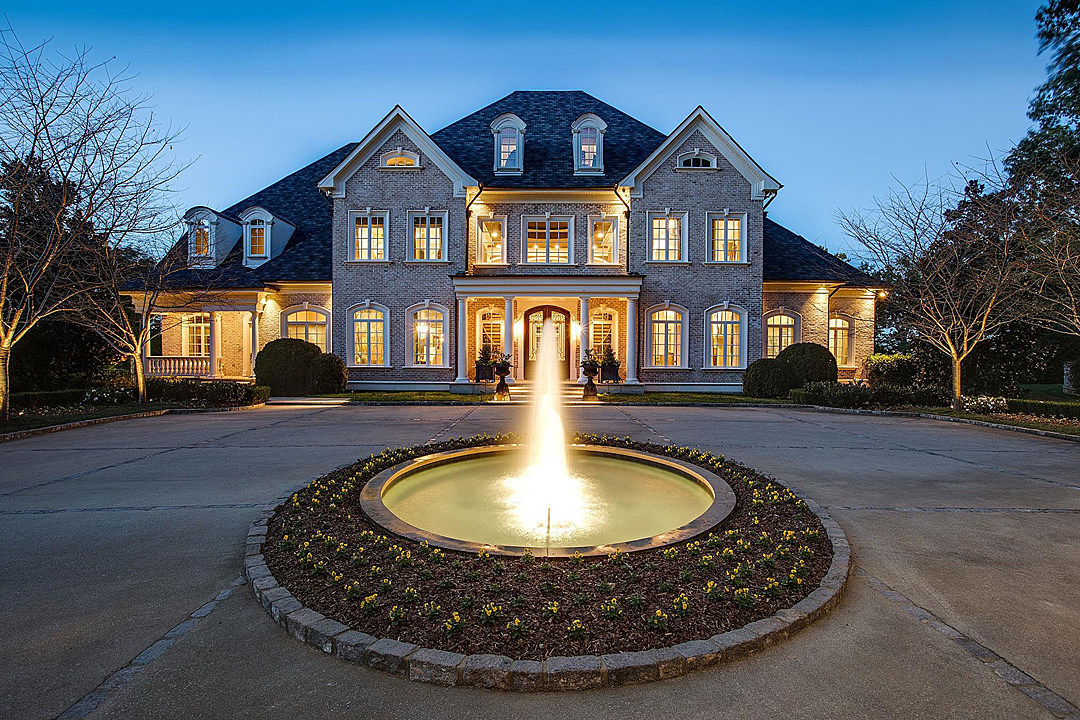 Kelly Clarkson ReLists Lavish Mansion for 6.95 Million [PICS]