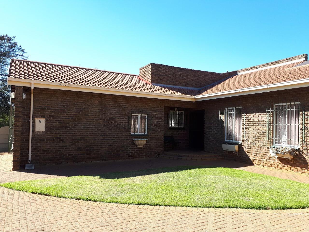 3 Bedroom House For Sale in Carletonville Central RE/MAX™ of Southern