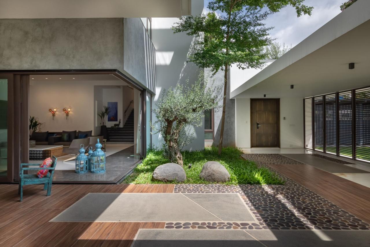Courtyard Villa / MORIQ Courtyard design, Modern courtyard, Front