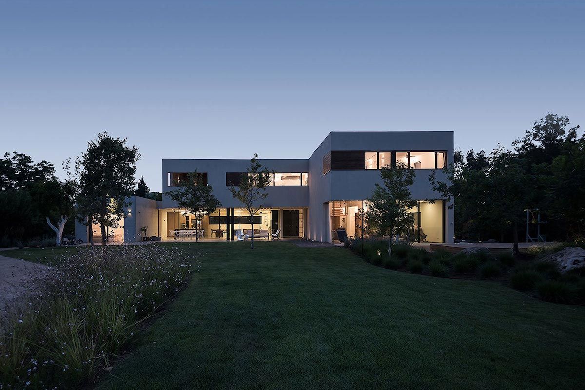 Contemporary Lshaped twostory house designed by Neuman Hayner