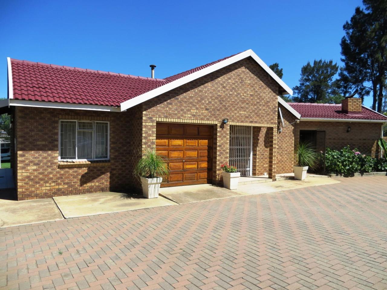 3 Bedroom House For Sale in Brackendowns RE/MAX™ of Southern Africa