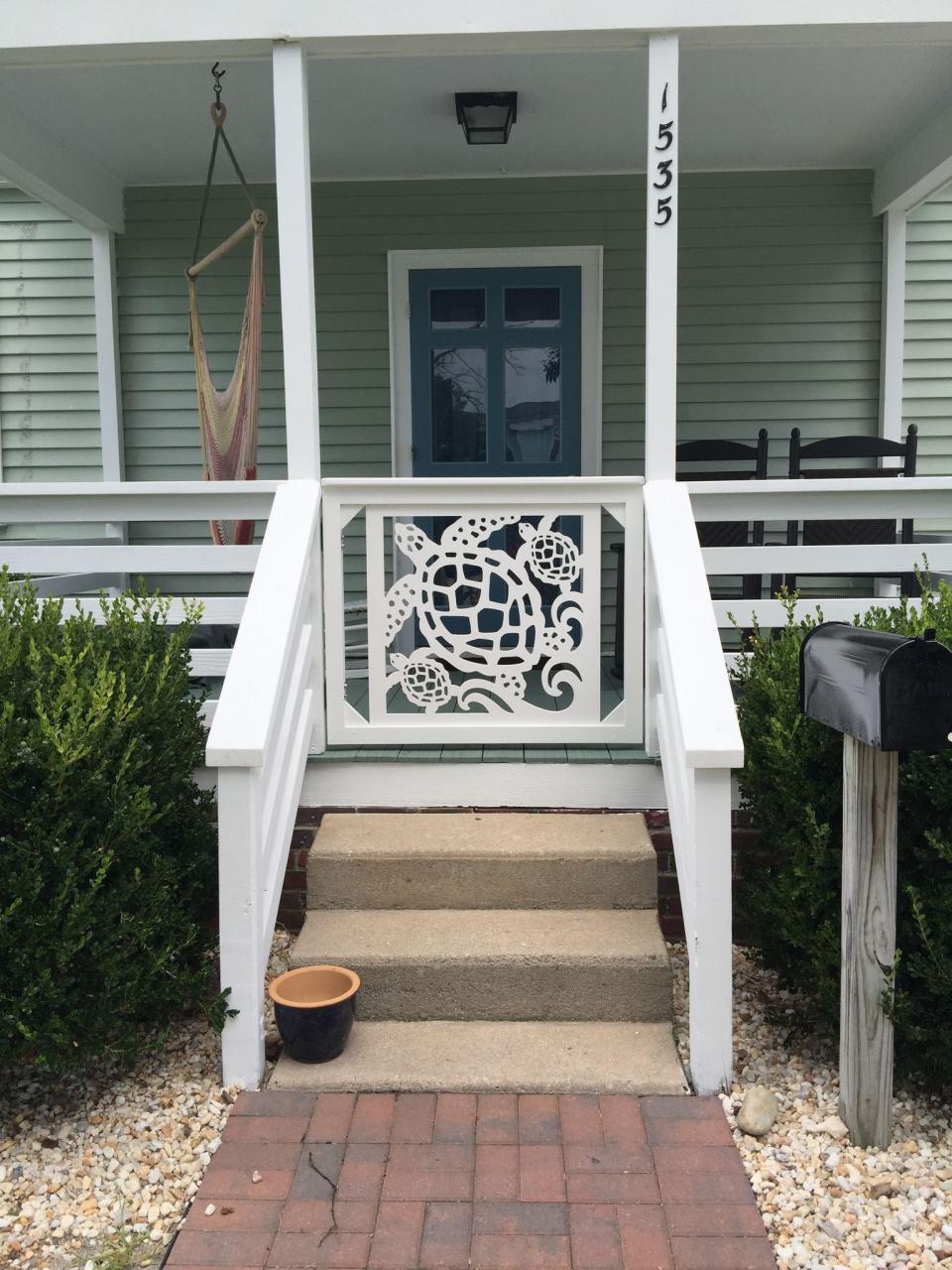 Hogwire Railing 96 Beach house decor, Modern front porches, Farmhouse