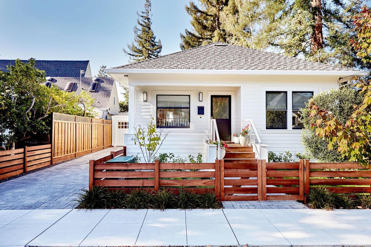 Add Style to Your Yard with These Favorite Fence Ideas Small bungalow